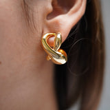 Asymmetric twisted hoop