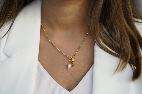 Dainty Knot Pearl Necklace