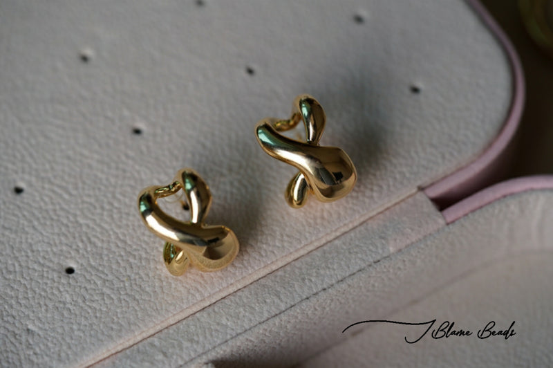 Asymmetric twisted hoop