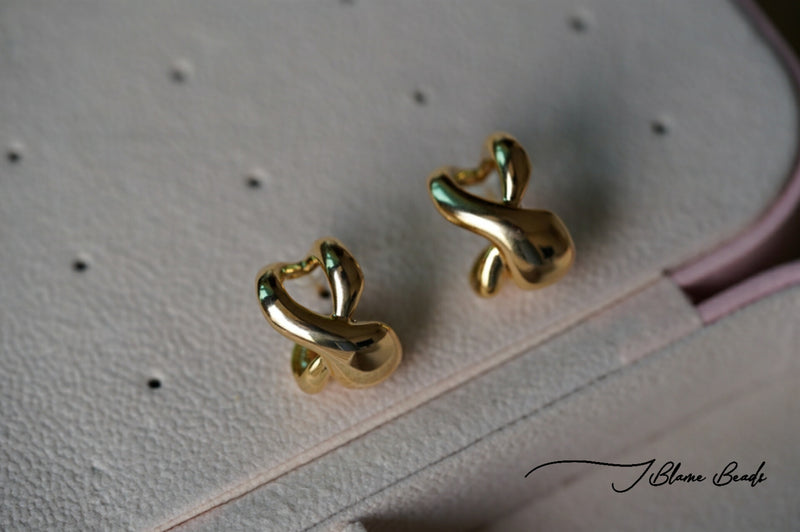 Asymmetric twisted hoop