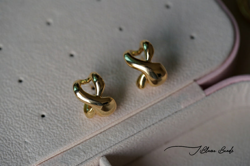 Asymmetric twisted hoop