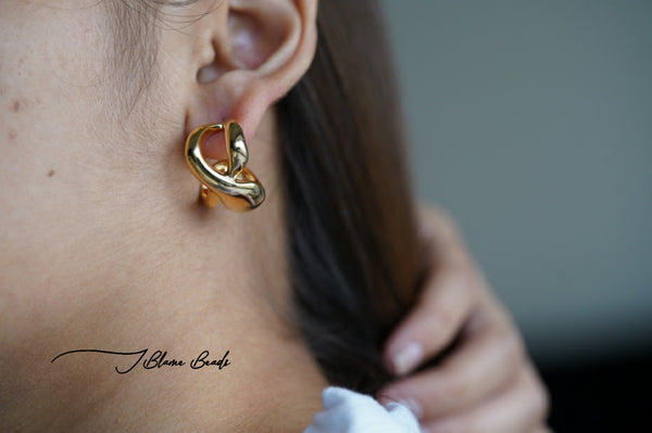 Asymmetric twisted hoop