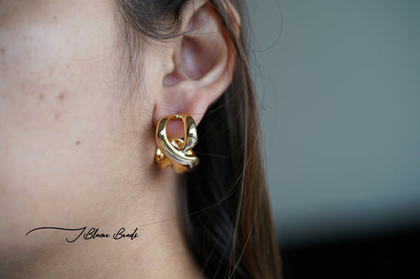 Asymmetric twisted hoop