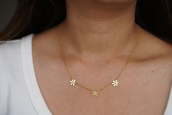 Dainty Flower Necklace